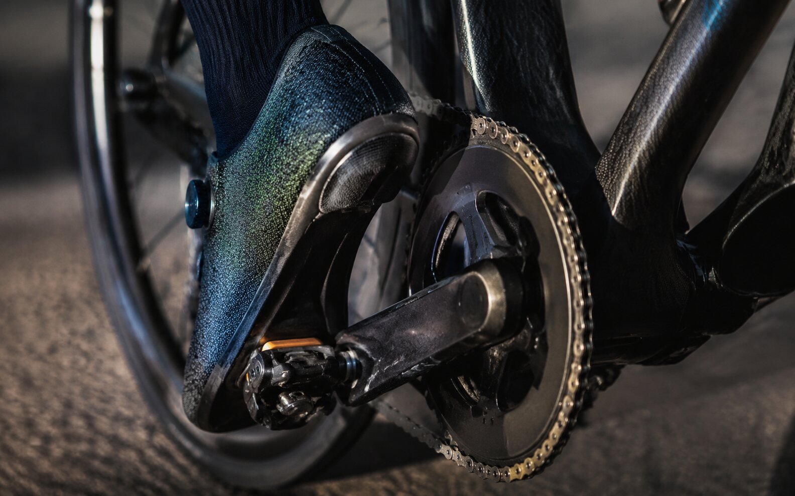 Cycling shoe and pedal setup